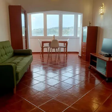 Apartment Front De *